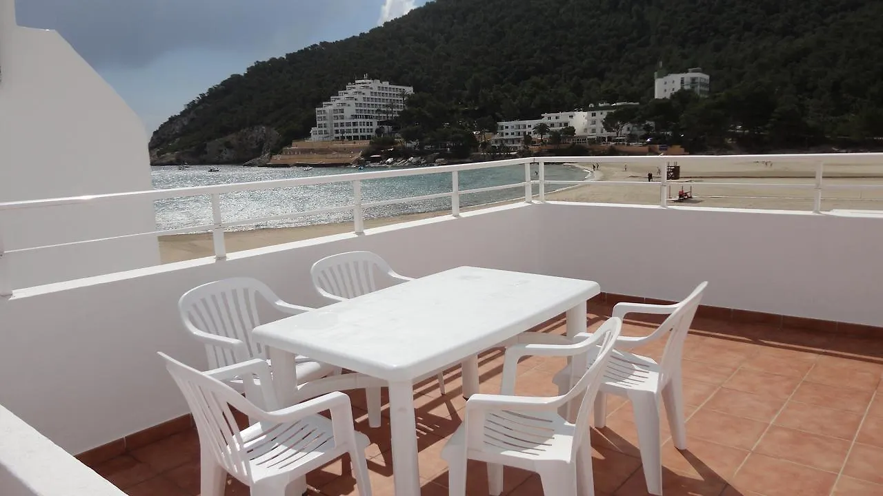 Apartamentos Cala Llonga location